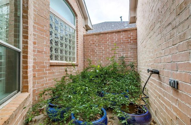 27 Rockledge Drive, The Woodlands, TX 77382