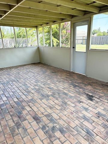 1004 N Eunice Avenue, Newcastle, OK 73065