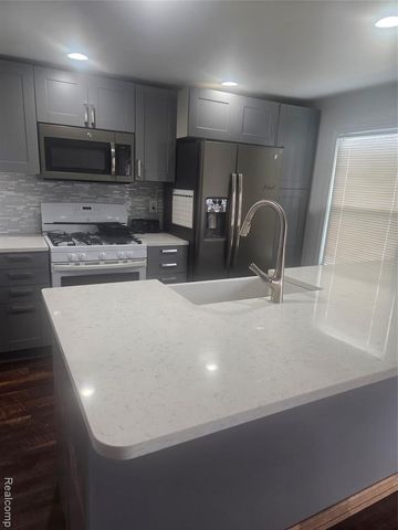 29281 Mcdonald Street, Roseville, MI 48066