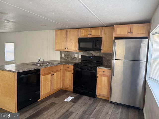 14 HILLTOP AVE, Akron, PA 17501