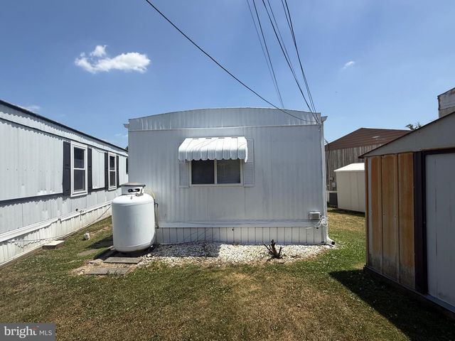 14 HILLTOP AVE, Akron, PA 17501