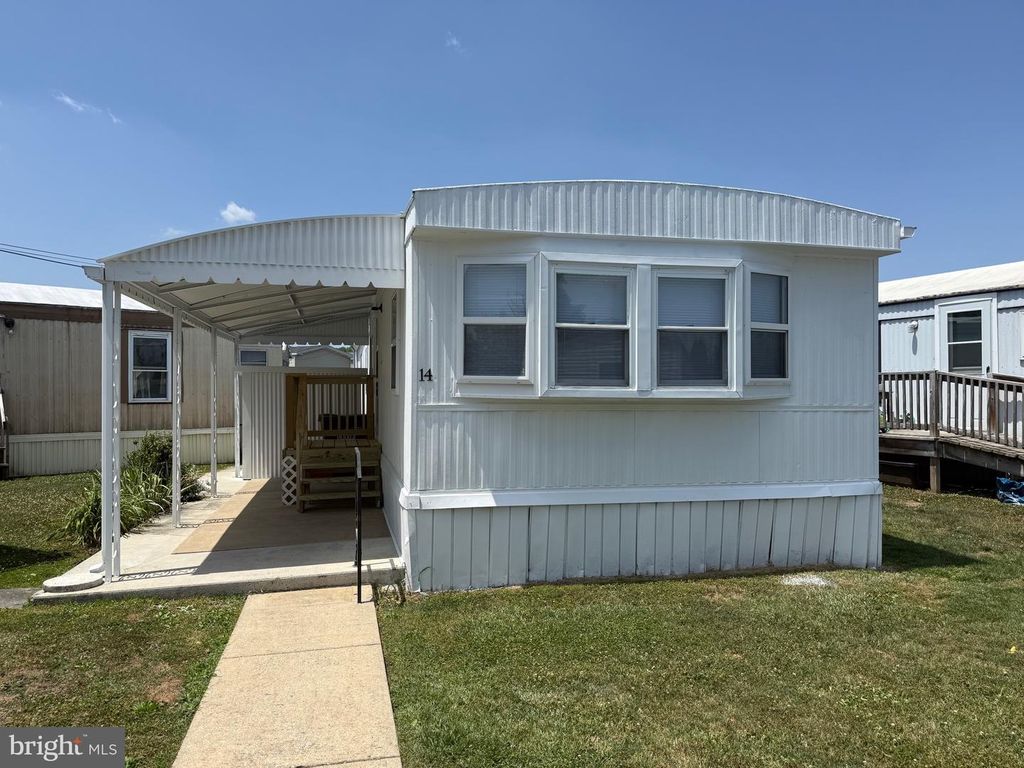 14 HILLTOP AVE, Akron, PA 17501
