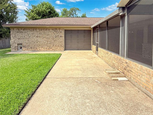 217 Larkspur Street, Lake Jackson, TX 77566
