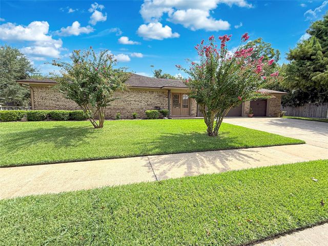 217 Larkspur Street, Lake Jackson, TX 77566