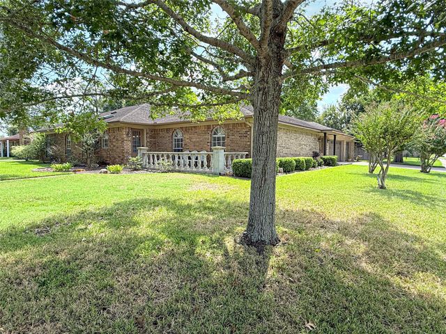 217 Larkspur Street, Lake Jackson, TX 77566