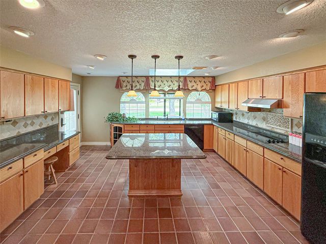 217 Larkspur Street, Lake Jackson, TX 77566
