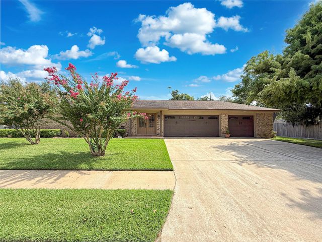 217 Larkspur Street, Lake Jackson, TX 77566