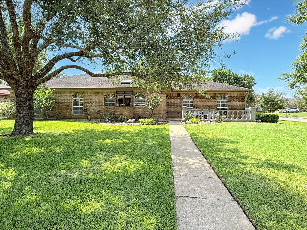 217 Larkspur Street, Lake Jackson, TX 77566