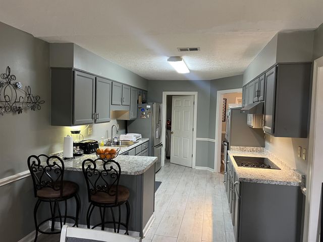 8956 E MEADOW RIDGE CV, Memphis, TN 38016