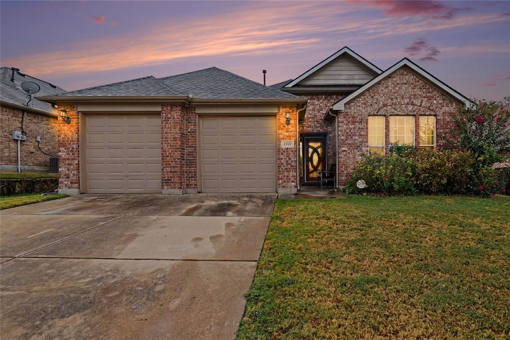 2707 Meadow Lake Drive, Grand Prairie, TX 75050 — exterior