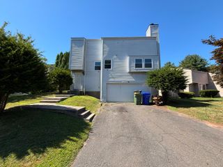 11 East Lake Drive, Middletown, CT 06457