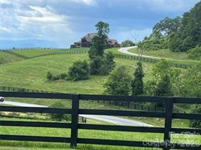 4642 Bearwallow Road, Hendersonville, NC 28792