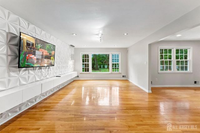 4 Redcoat Drive, East Brunswick, NJ 08816