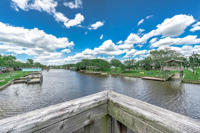 875 Private Road 652, Sargent, TX 77414