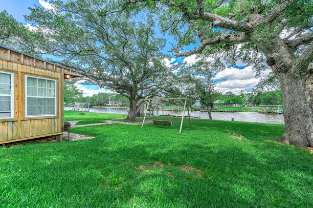 875 Private Road 652, Sargent, TX 77414