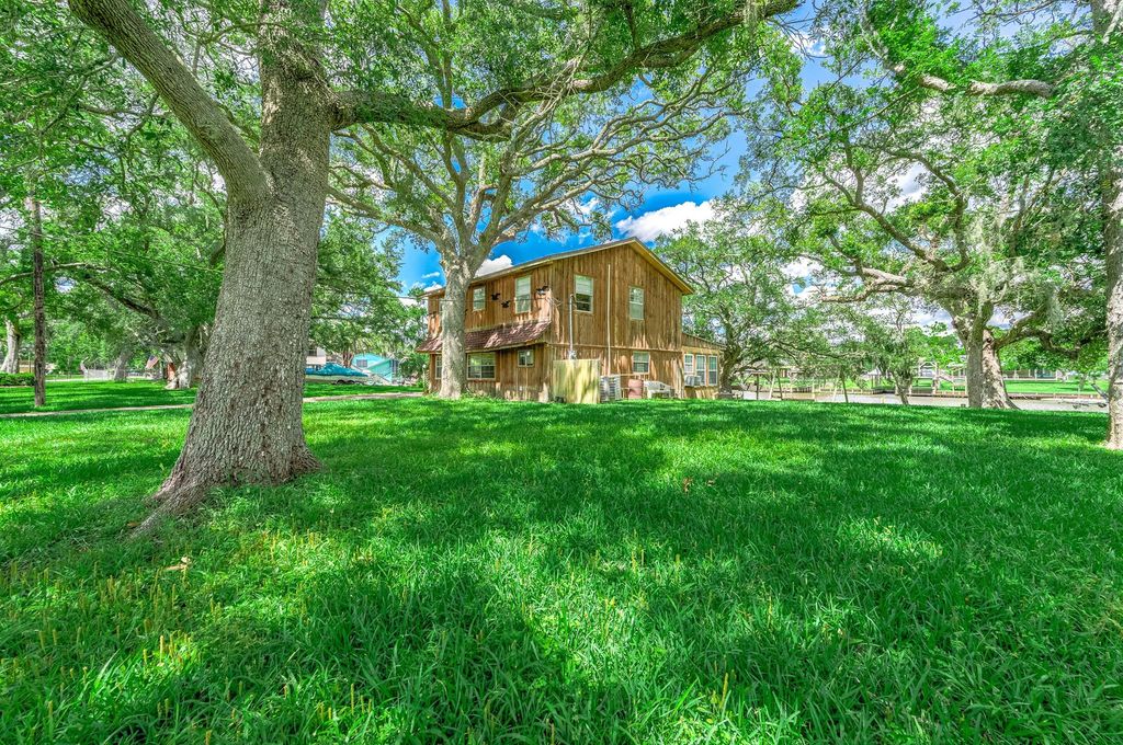 875 Private Road 652, Sargent, TX 77414