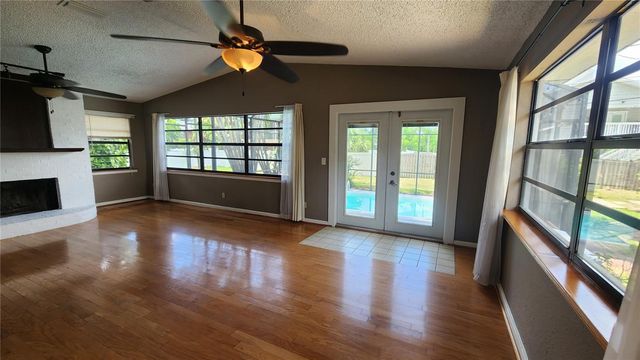 155 69TH AVENUE N, St Petersburg, FL 33702