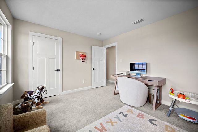 240 Regency Dr, North Strabane, PA 15330