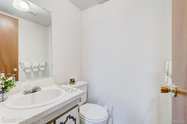 32082 Mark Adam Lange, Warren, MI 48093