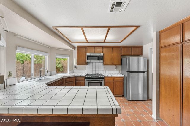 3359 W Avenue J2, Lancaster, CA 93536