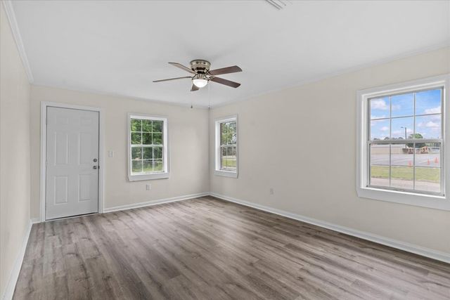 409 Peachtree St, Headland, AL 36345