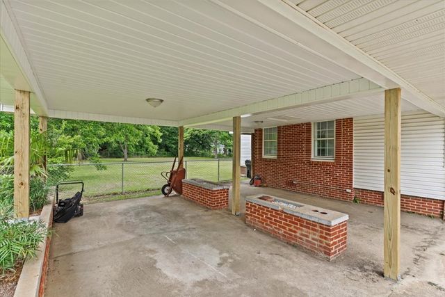 409 Peachtree St, Headland, AL 36345