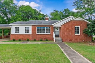 409 Peachtree St, Headland, AL 36345