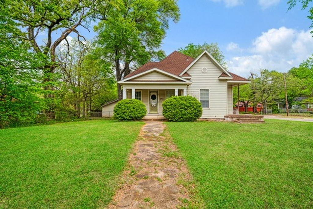 1363 Pine Bluff Street, Paris, TX 75460