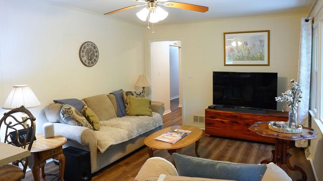 100 Canary Dr, Dickson, TN 37055