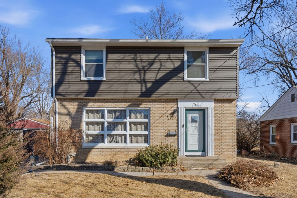 1228 Dover Court, Davenport, IA 52803