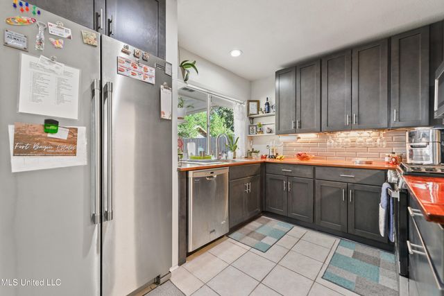 1214 Lancelot Lane, Ocean Springs, MS 39564