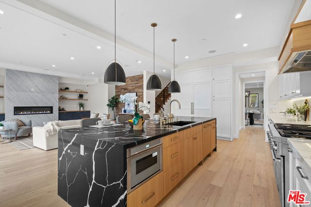 4475 Mammoth Avenue, Sherman Oaks, CA 91423
