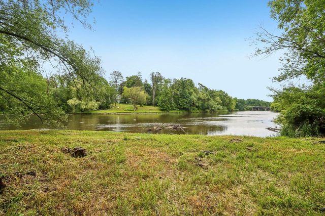7400 N Pierron ROAD, Glendale, WI 53209