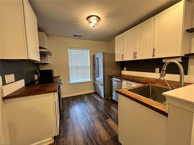 120 Misty Ridge LN, Suffolk, VA 23434