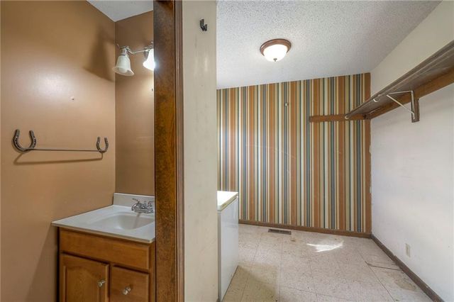 21001 E 307th Street, Harrisonville, MO 64701