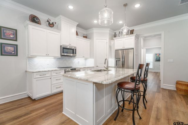 418 Deer Point Cv, Chandler, TX 75758
