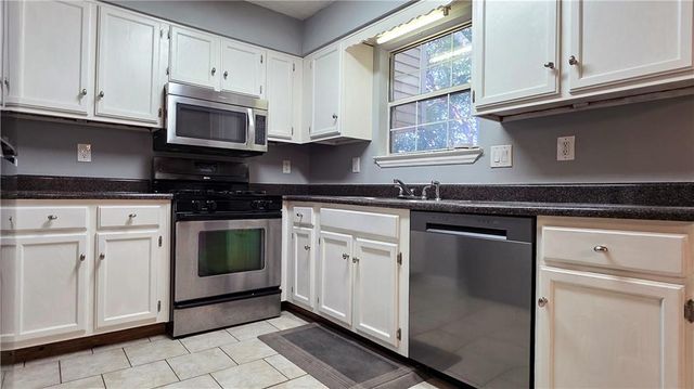 1040 Huntington Trace SE, Smyrna, GA 30082