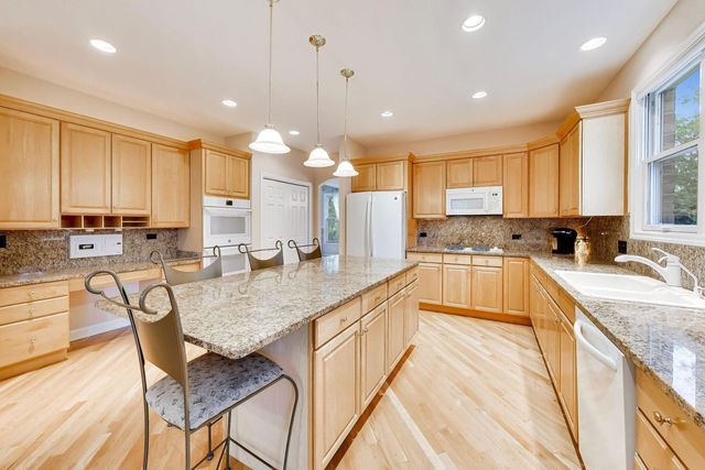 411 Periwinkle Way, Prospect Heights, IL 60070
