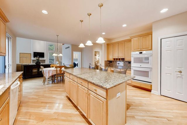 411 Periwinkle Way, Prospect Heights, IL 60070