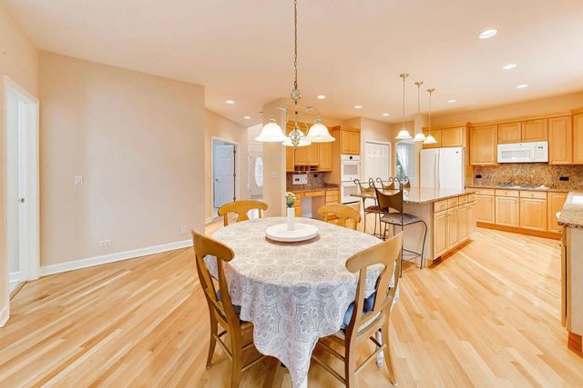 411 Periwinkle Way, Prospect Heights, IL 60070