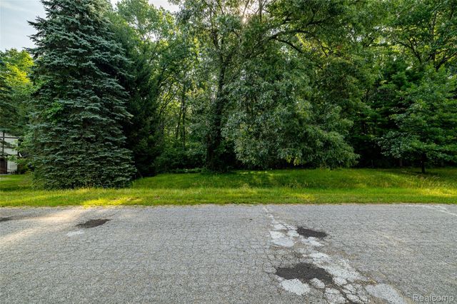 Lot 5 Lombardy Court, Hamburg Township, MI 48169