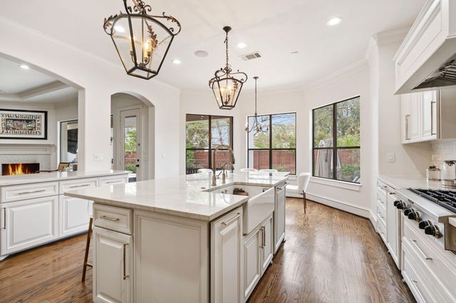 4916 Valerie Street, Bellaire, TX 77401