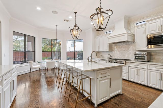 4916 Valerie Street, Bellaire, TX 77401