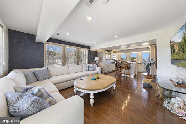 214 W 4TH ST, Ship Bottom, NJ 08008