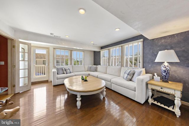 214 W 4TH ST, Ship Bottom, NJ 08008
