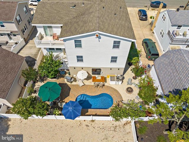 214 W 4TH ST, Ship Bottom, NJ 08008