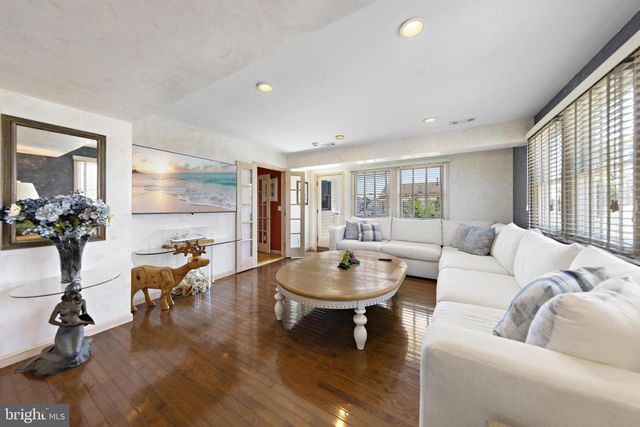 214 W 4TH ST, Ship Bottom, NJ 08008