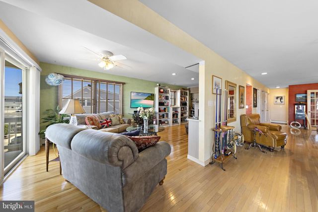 214 W 4TH ST, Ship Bottom, NJ 08008