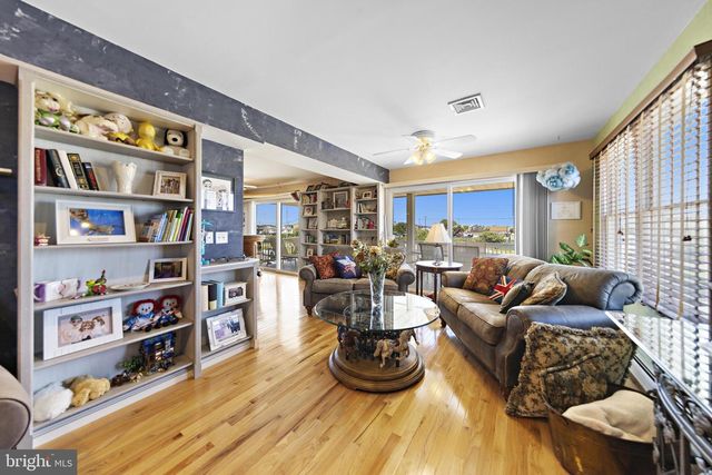 214 W 4TH ST, Ship Bottom, NJ 08008