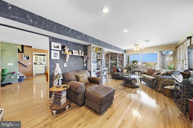 214 W 4TH ST, Ship Bottom, NJ 08008